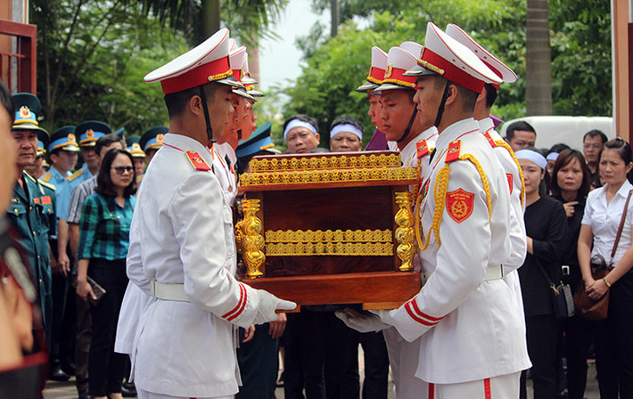 Lĩnh cữu của Thượng tá Khuất Mạnh Trí được đưa vào bên trong khu vực nhà tang lễ.