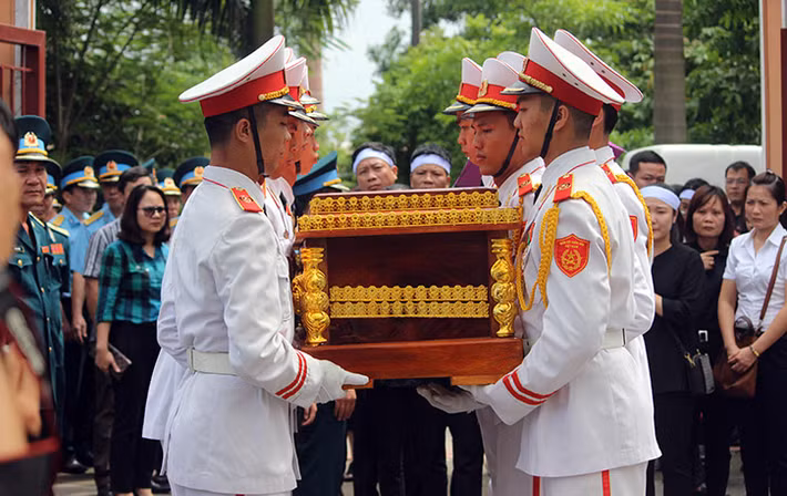 Lĩnh cữu của Thượng tá Khuất Mạnh Trí được đưa vào bên trong khu vực nhà tang lễ.