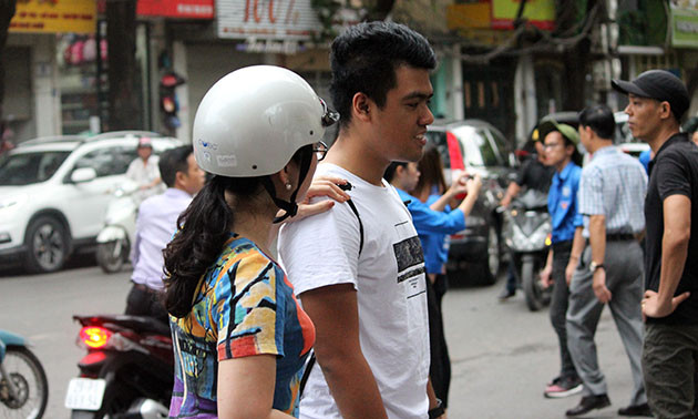 Một phụ huynh vừa đi vừa vỗ vai động viên thí sinh hoàn thành bài thi một cách tốt nhất.