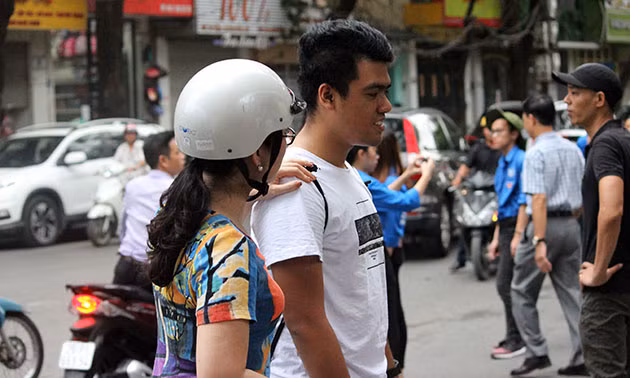 Một phụ huynh vừa đi vừa vỗ vai động viên thí sinh hoàn thành bài thi một cách tốt nhất.