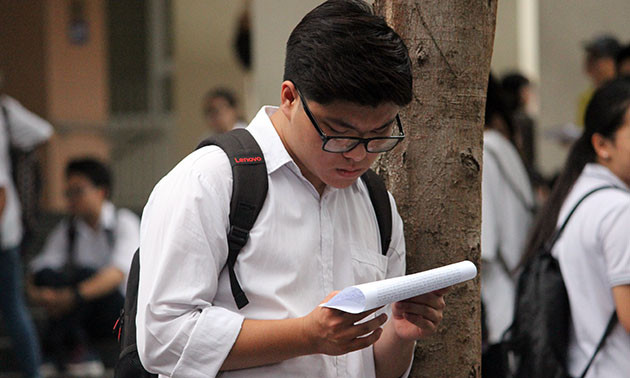 Nhiều thí sinh đến sớm tranh thủ ôn lại kiến thức để làm bài một cách tốt nhất.