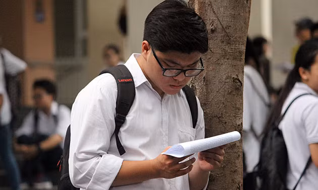 Nhiều thí sinh đến sớm tranh thủ ôn lại kiến thức để làm bài một cách tốt nhất.