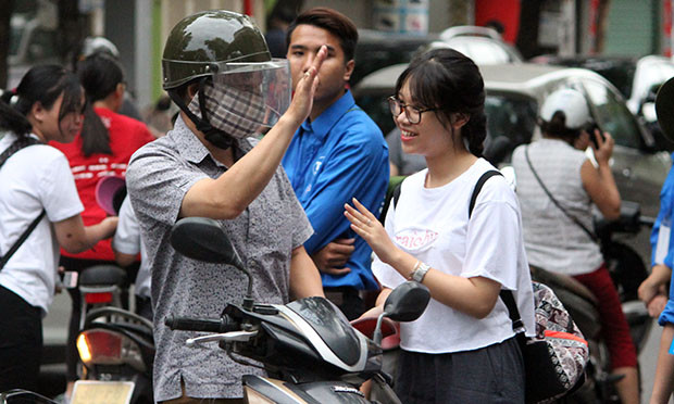 Sáng ngày 25/6, gần 1 triệu thí sinh trên cả nước bước vào kỳ thi THPT quốc gia 2018. Ghi nhận của PV Kiến Thức tại điểm thi trường THCS Nghĩa Tân (Hà Nội), các thí sinh được phụ huynh đưa đến điểm thi từ rất sớm với tâm trạng thoải mái, tự tin.