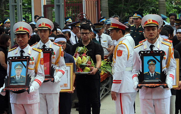Thượng tá Khuất Mạnh Trí, Phó Trung đoàn trưởng Tham mưu trưởng (SN 1978, quê thị xã Sơn Tây, thành phố Hà Nội) và Đại tá Phạm Giang Nam, Chủ nhiệm an toàn bay Trung đoàn 921 (SN 1972, quê quán Thụy Bình, Thái Thụy, Thái Bình) là hai phi công đã hi sinh vào trưa ngày 26/7 trong lúc thực hiện nhiệm vụ huấn luyện bay chiếc máy bay Su-22, số hiệu 8551 của Trung đoàn Không quân 921, Sư đoàn 371, Quân chủng Phòng không - Không quân. Thông tin ban đầu, máy bay rơi tại làng Dừa (xã Nghĩa Yên, huyện Nghĩa Đàn, tỉnh Nghệ An).