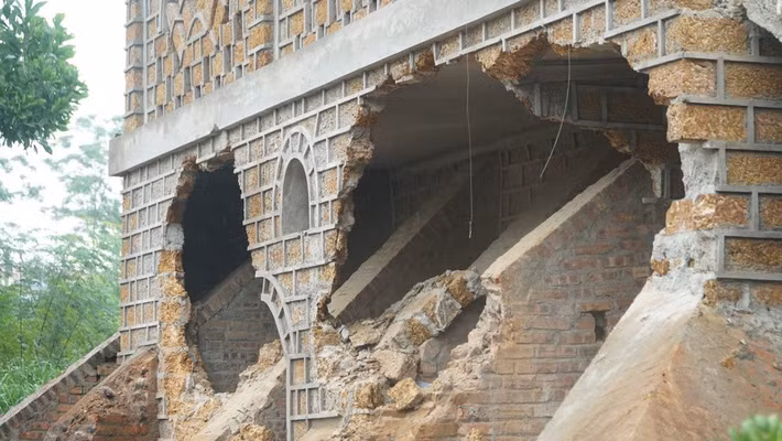 Tuy nhiên, chủ đầu tư không chịu tháo dỡ nên huyện Ba Vì đã thành lập đoàn cưỡng chế. Người có sai phạm phải chi trả kinh phí tháo dỡ.