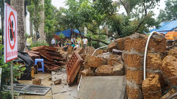 UBND xã Yên Bài và UBND huyện Ba Vì đã nhiều lần lập biên bản, xử lý vi phạm hành chính, yêu cầu chủ đầu tư dừng xây dựng, tháo dỡ những hạng mục vi phạm. Tuy nhiên, chủ đầu tư không tự giác chấp hành.