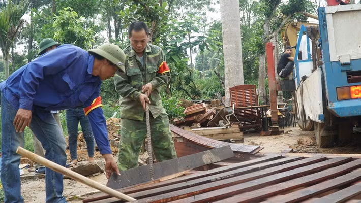 Cụ thể, chủ đầu tư "cung điện công chúa" đã xây nhà 2 tầng, diện tích mỗi tầng là 163 m2; hàng rào xung quanh xây cao 1,2 mét, chiều dài là 151,5 mét; cổng gồm 4 trụ, trong đó 2 trụ chính có kích thước 1,6 x 1,6 mét và 2 trụ nhỏ có kích thước 1,1 mét x 1,1 mét; sân vườn 35 mét x 47 mét, với tổng diện tích là 1.645 m2.