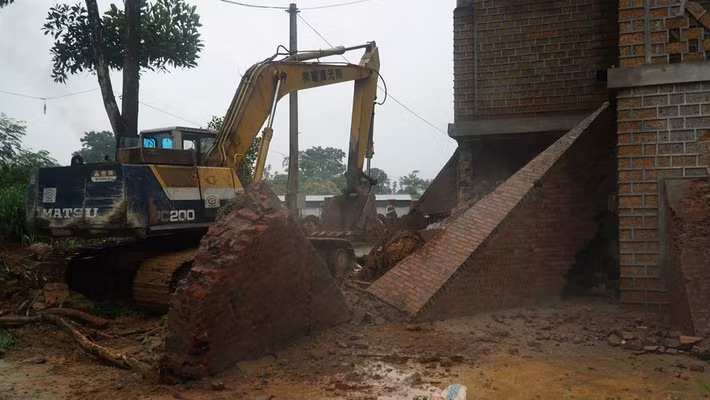 UBND huyện đã có quyết định cưỡng chế, yêu cầu chủ công trình là ông Lê Viết Long phải tự tháo dỡ toàn bộ các công trình xây dựng trái phép trên thửa đất số 134 và 135, tờ bản đồ 8 với diện tích đất 9.750 m2 thuộc thôn Yên Phú, xã Yên Bài và khôi phục lại hiện trạng sử dụng đất của phần xây dựng nêu trên.