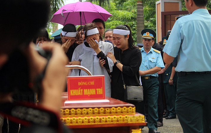 Người thân Thượng tá Khuất Mạnh Trí khóc nghẹn ngào trước lĩnh cữu của anh.