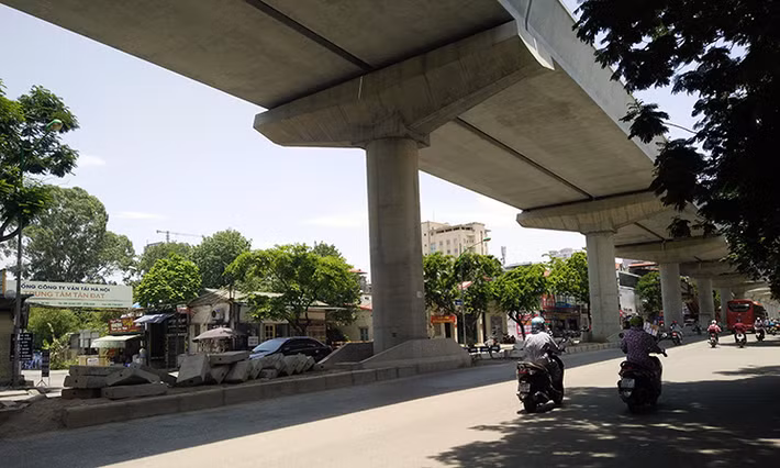 Trong ngày hôm nay, người dân Thủ đô di chuyển trên những tuyến đường có cây xanh giống như đi trên "thiên đường".