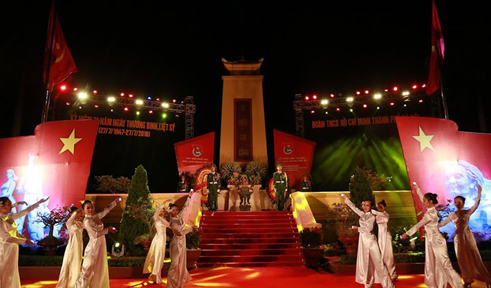 Tối 26/7, Thành đoàn Hà Nội đã phối hợp với Đoàn khối các cơ quan Trung ương, Bộ Tư lệnh Thủ đô, Bộ đội biên phòng tổ chức Lễ thắp nến tri ân các anh hùng liệt sỹ nhân dịp kỷ niệm 71 năm Ngày Thương binh Liệt sĩ (27/7/1947 - 27/7/2018) tại nghĩa trang Mai Dịch (quận Cầu Giấy, Hà Nội).