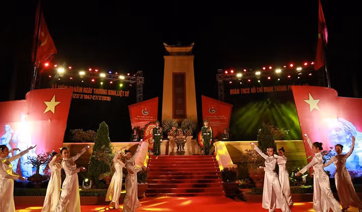 Tối 26/7, Thành đoàn Hà Nội đã phối hợp với Đoàn khối các cơ quan Trung ương, Bộ Tư lệnh Thủ đô, Bộ đội biên phòng tổ chức Lễ thắp nến tri ân các anh hùng liệt sỹ nhân dịp kỷ niệm 71 năm Ngày Thương binh Liệt sĩ (27/7/1947 - 27/7/2018) tại nghĩa trang Mai Dịch (quận Cầu Giấy, Hà Nội).