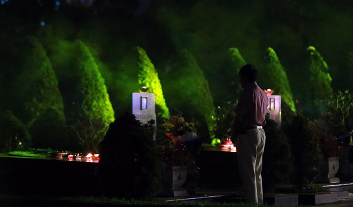 Người thân các anh hùng liệt sỹ cũng đến thăm phần mộ người thân nhân Ngày Thương binh Liệt sĩ 27/7.