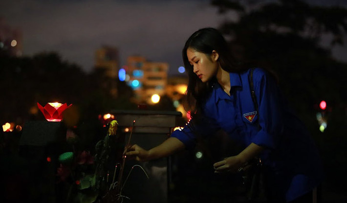 Sinh viên Nguyễn Hoàng Mai Linh (Trường Cao đẳng Thương mại và Du lịch Hà Nội) dâng hương lên phần mộ các anh hùng liệt sĩ. "Đây là lần đầu tiên em được đến nghĩa trang để thắp hương tri ân các anh hùng liệt sỹ. Với em, giây phút được tỏ lòng thành kính với những thế hệ cha anh thật xúc động, khó nói thành lời", Linh chia sẻ.