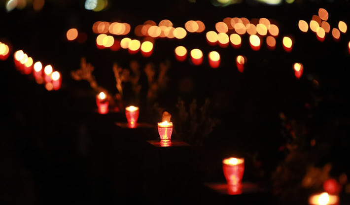 Những ngọn nến thắp lung linh lên phần mộ các anh hùng, liệt sĩ tượng trưng cho niềm tự hào dân tộc.
