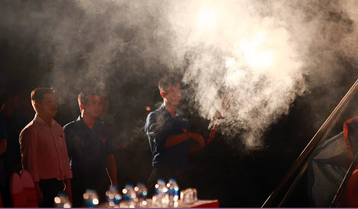 Thế hệ hôm nay dâng hương lên những ngôi mộ các anh hùng, liệt sĩ.