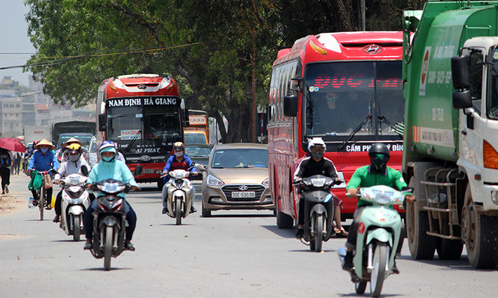 Ghi nhận của PV Kiến Thức, từ khoảng 7h sáng nay, nắng nóng ở Hà Nội đã bắt đầu gay gắt. Càng về trưa và chiều, nền nhiệt càng tăng lên oi bức, khó chịu khiến nhiều người đi đường phải vật lộn khổ sở. Ảnh chụp đường Phạm Văn Đồng (Hà Nội).