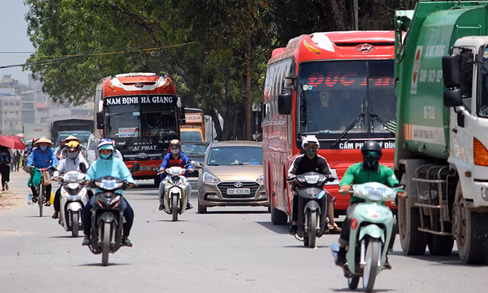 Ghi nhận của PV Kiến Thức, từ khoảng 7h sáng nay, nắng nóng ở Hà Nội đã bắt đầu gay gắt. Càng về trưa và chiều, nền nhiệt càng tăng lên oi bức, khó chịu khiến nhiều người đi đường phải vật lộn khổ sở. Ảnh chụp đường Phạm Văn Đồng (Hà Nội).