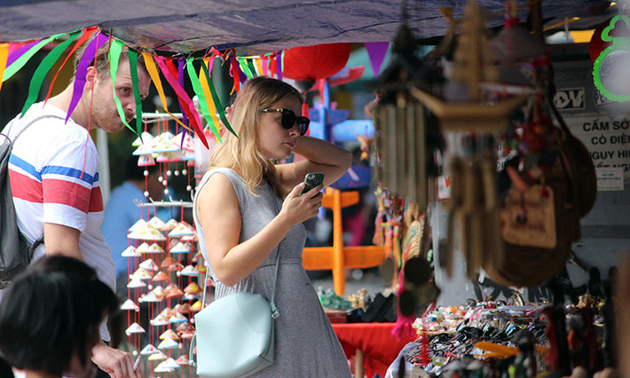 Du khách tham quan các gian đồ lưu niệm nhân dịp sang thăm Việt Nam đúng dịp lễ 30/4 và 1/5.