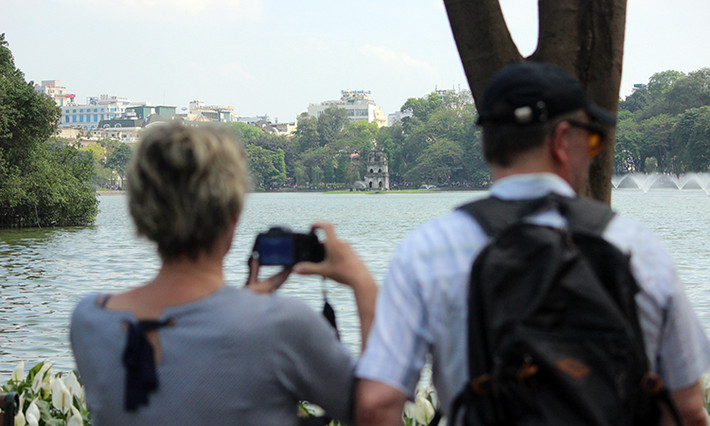 Brigitte và Eric chia sẻ thêm, họ dự định sẽ tham quan đất nước Việt Nam trong vòng hai tuần lễ: "Trong khoảng thời gian đến Việt Nam, chúng tôi sẽ cố gắng đi đến những địa điểm nổi tiếng nhất, thưởng thức những món nổi tiếng nhất của đất nước bạn".