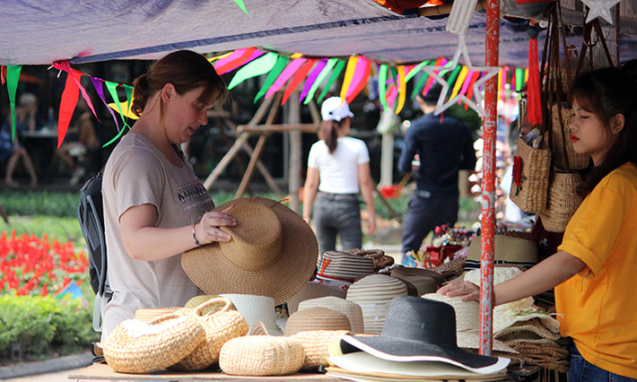 Cùng với đó, nhiều du khách quốc tế khác cũng tỏ ra thích thú với những món đồ lưu niệm của người Việt Nam.