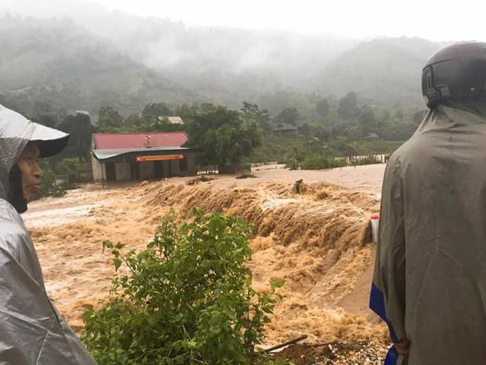 Nước lũ ở trên địa bàn miền núi tỉnh Nghệ An diễn biến phức tạp. Ảnh Người đưa tin.