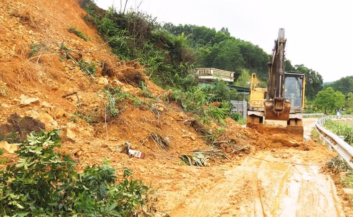 Các lực lượng chức năng, cùng người dân nhanh chóng khắc phục hậu quả. Theo thông tin thống kê ban đầu mưa lũ hiện chưa gây thiệt hại về người trên bàn huyện Ba Chẽ. Ảnh Lao Động.