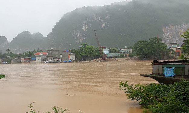 Tại Lạc Thủy (Hòa Bình), nước sông Bôi dâng lên rất cao, chảy siết tràn vào nhà của các hộ dân sát với bờ sông. Ảnh FB.