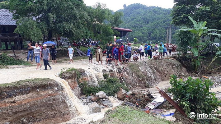 Ngay trong sáng ngày 20/7, hàng trăm cán bộ Can, Bộ đội cùng chính quyền địa phương huy động máy móc dầm mình dưới trời mưa để tìm kiếm 2 nạn nhân mất tích do lũ ống quét ở bản Hắc (xã Trí Nang). Ảnh Infonet.