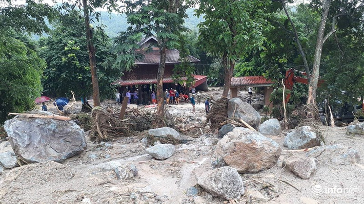 Tại hiện trường, hàng trăm khối đất đá vẫn còn nằm ngổn ngang khắp nơi. Nước lớn đã vùi lấp và đẩy cả 3 ngôi nhà ở bản Hắc theo dòng nước. Ảnh Infonet.