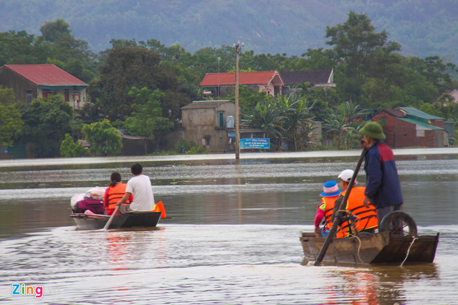 Sau bão số 3, mốt số con đường vào xã ở huyện Hương Sơn (Hà Tĩnh) bị "bao vây" bởi biển nước. Ảnh Zing.vn.