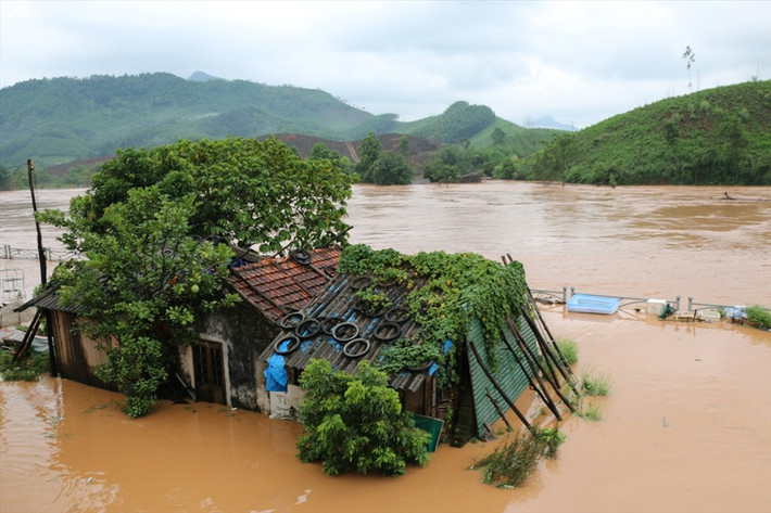 Trên địa bàn huyện Ba Chẽ (tỉnh Quảng Ninh) do ảnh hưởng của hoàn lưu bão số 3, đến ngày 20/7 nước ngập lụt, chia cắt các điểm khu dân cư đang bắt đầu rút. Trước đó, ngày 19/7, mưa lũ khiến nhiều ngôi nhà của người dân ngập sâu trong nước. Ảnh Lao Đông.