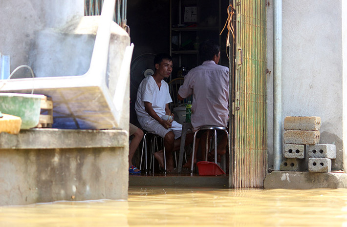Bữa cơm trong dòng nước lũ ở Hà Nội.