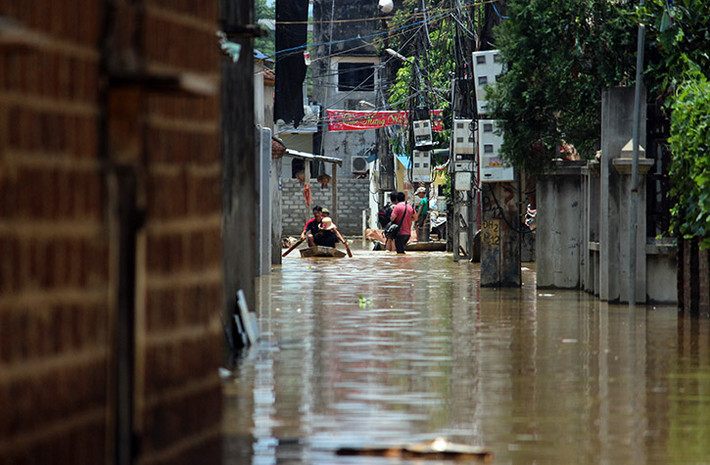 Người dân phải sử dụng thuyền để di chuyển xung quanh thôn do nước ngập sâu.