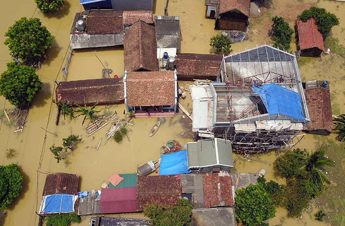 Trong khi đó, nhiều khu vực các ngôi nhà cấp 4 vẫn đang bị nước ngập lên tới mái nhà.