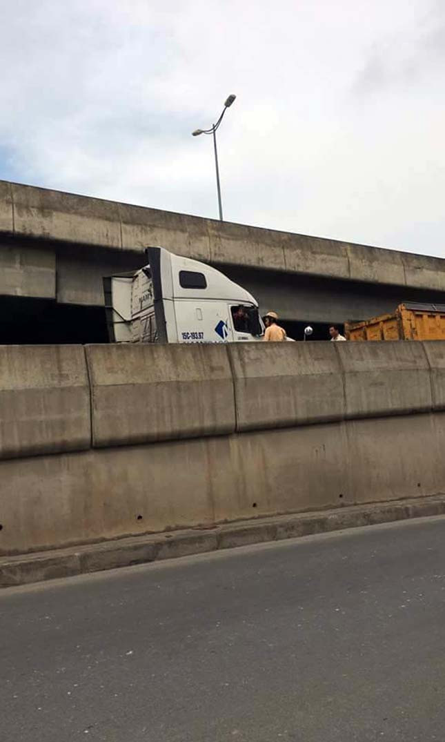 Trao đổi với PV Kiến Thức, lãnh đạo Đội CSGT số 6, Phòng CSGT, Công an TP Hà Nội cho biết, nguyên nhân xảy tình trạng ùn tắc như vậy là khoảng 2 giờ đồng hồ trước đó một chiếc xe container đang di chuyển từ đường Phạm Hùng rẽ lên đường vành đai 3 trên cao, khi đang đi đến lưng chừng dốc thì xe chết máy.