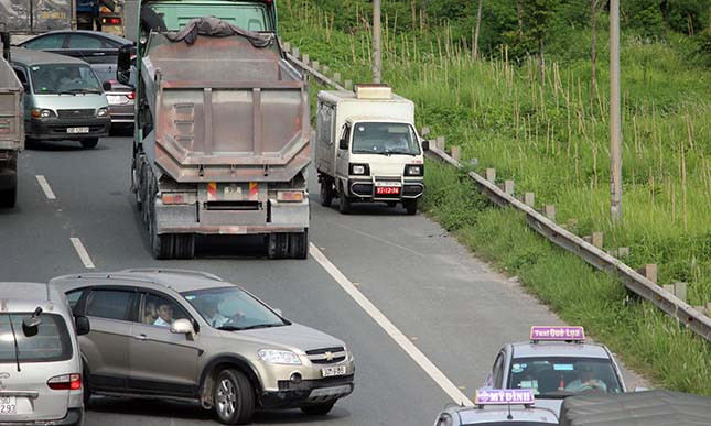 Cả những chiếc xe biển đỏ cũng quay đầu chạy ngược chiều.
