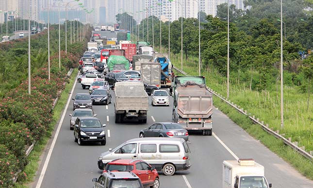 Do các phương tiện bị ùn tắc nhiều giờ đồng hồ, kéo dài hàng km trên đường Đại lộ Thăng Long, nên Đội CSGT số 6, Phòng CSGT, Công an TP Hà Nội đã phải điều tiết các phương tiện không di chuyển lên đường vành đai 3 trên cao, mà cần phải đi theo hướng đường Phạm Hùng. Tuy nhiên phía đường Đại lộ Thăng Long vẫn ùn tắc dài.