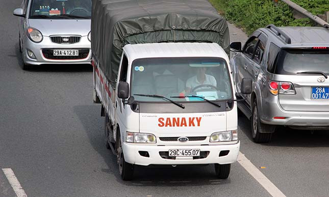 Cánh tài xế đua nhau quay ngược đầu xe trên đường Đại lộ Thăng Long (đoạn gần nút giao đường Lê Quang Đạo - Đại lộ Thăng Long, Hà Nội).