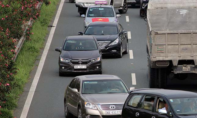 Dòng xe nối đuôi nhau đi ngược chiều.