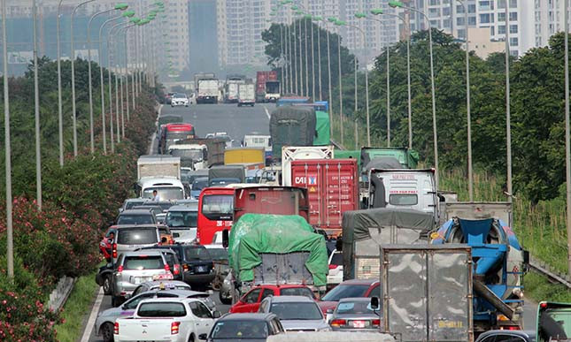 Đại lộ Thăng Long náo loạn, ùn ứ nhiều đoạn.