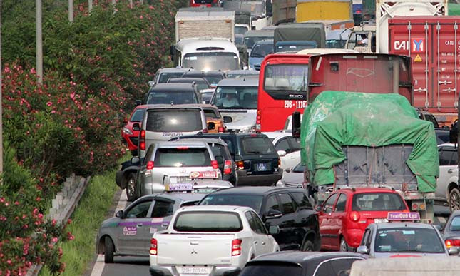 Nhiều ô tô dù đã quay được đầu nhưng bị mắc kẹt nên đành đứng im một chỗ.