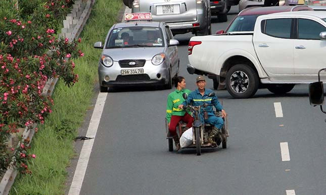 Một số xe máy chạy "lạc" vào phần đường dành cho ô tô cũng không thể nào thoát ra khỏi chỗ ùn tắc. Đến 16h cùng ngày, tình trạng ùn tắc vẫn diễn ra.