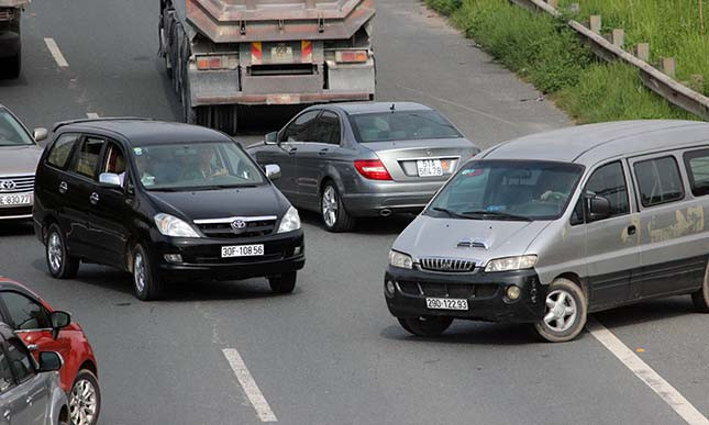 Cánh tài xế nhanh chóng tìm lối thoát trên đường Đại lộ Thăng Long.