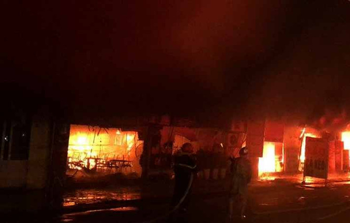 Đến hơn 21h cùng ngày, ngọn lửa cơ bản đã được khống chế.