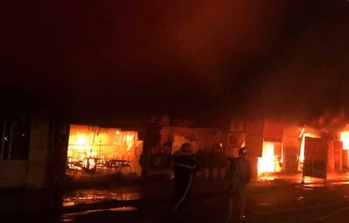 Đến hơn 21h cùng ngày, ngọn lửa cơ bản đã được khống chế.