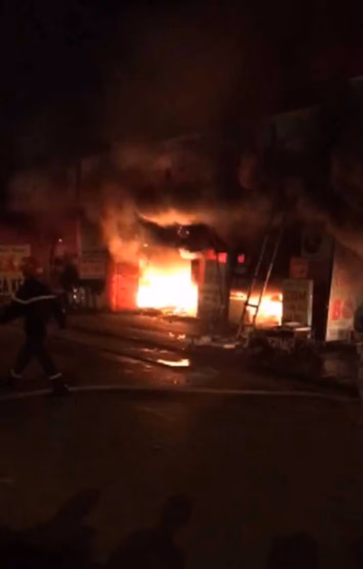 Tiếp nhận tin báo, lực lượng CSGT, Công an, Cảnh sát PCCC đã điều động gần 10 xe cứu hỏa tới hiện trường để cứu hỏa. Đồng thời, trực tiếp dập lửa giải cứu những người mắc kẹt ra ngoài.