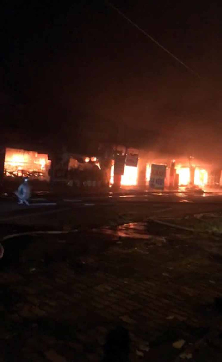 Bước đầu xác định đám cháy gây ảnh hưởng tới 4 cửa hàng, trong đó có 3 quán nhậu và 1 quán hát. Nhiều đồ đạc bị thiêu rụi.