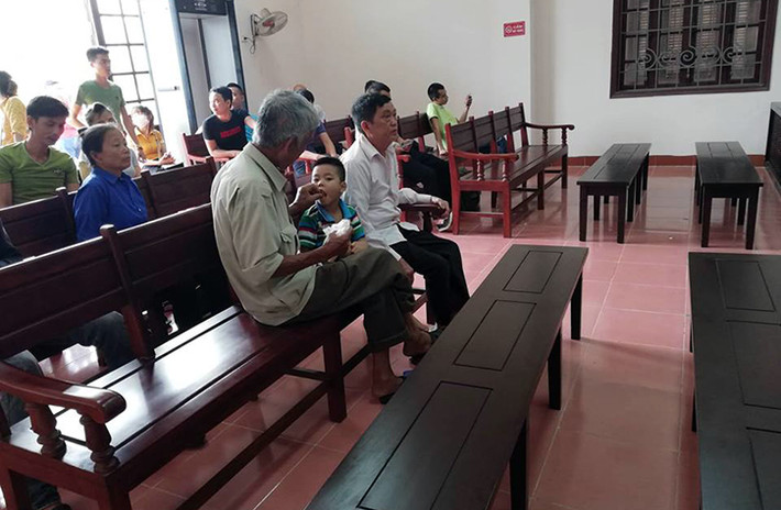 Ngoài ra, chị Nguyễn Thị Viên - nạn nhân bị tổn hại sức khỏe 14% - là vợ của anh Lê Văn Lượng - mẹ của Lê Tuấn Hùng (đã chết) có đơn xin hoãn xét xử phiên tòa nên sau khi hội ý, HĐXX TAND tỉnh Thái Nguyên quyết định hoãn phiên tòa xét xử phúc thẩm. Ảnh người thân của bị cáo.