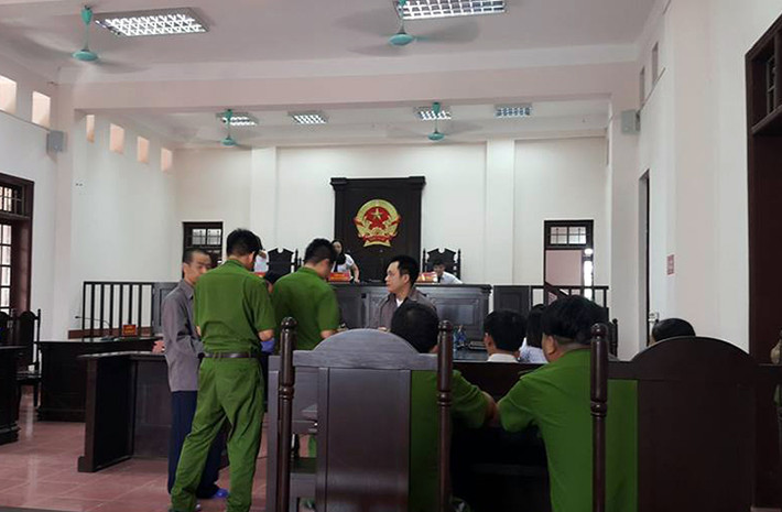 Trong khi đó, đại diện TAND tỉnh Thái Nguyên cho PV biết: “Chúng tôi sẽ kiểm tra bưu điện, thư ký phiên tòa, văn thư rồi sẽ trả lời cụ thể về vấn đề này (bị hại không nhận được triệu tập - PV)”.